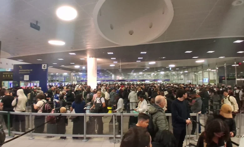 Controle de imigração em Lisboa ʽpifaʼ e causa até seis horas de fila no aeroporto