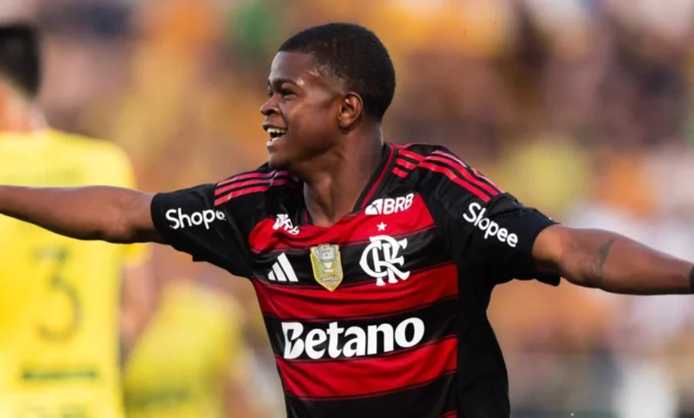 Cria do Ninho, Douglas Telles 'ostenta' média altíssima no profissional do Flamengo