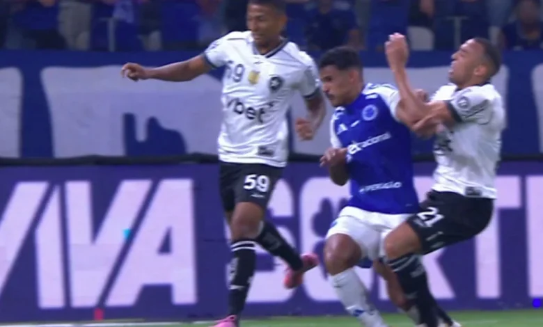 Cruzeiro x Botafogo: foi pênalti de Kaiki em Marçal? Comentarista analisa