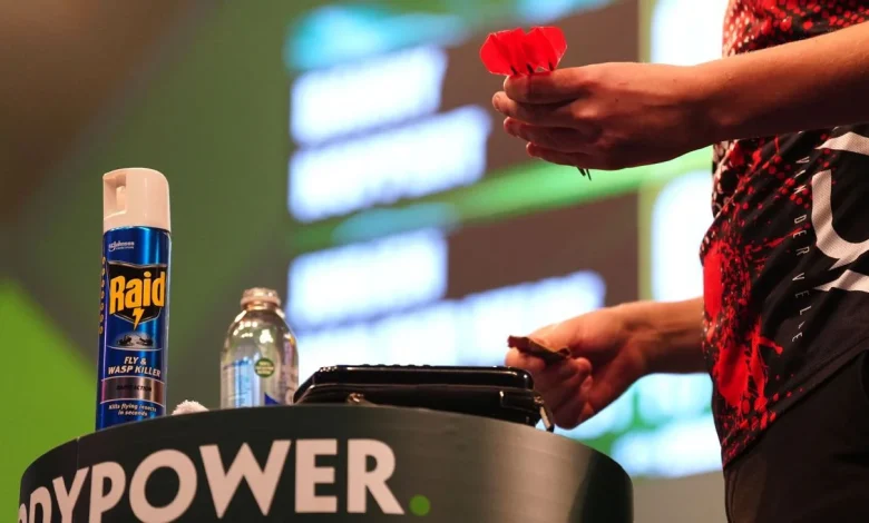 Darts player brings wasp spray to combat Ally Pally pest