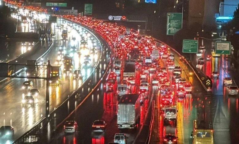 Derbi, yağış ve iş çıkışı... İstanbul trafiği kilitlendi