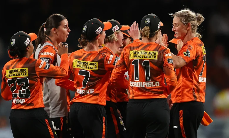 Devine masterclass inspires Scorchers to down Renegades