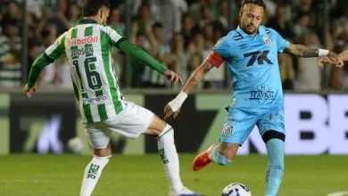 'Dono da bola', Neymar chama responsabilidade, faz hat-trick e se emociona