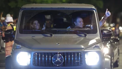 Dono do Cruzeiro, Pedro Lourenço é recepcionado por torcedores em chegada ao Mineirão