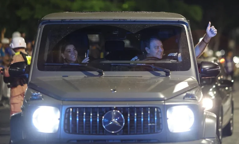 Dono do Cruzeiro, Pedro Lourenço é recepcionado por torcedores em chegada ao Mineirão