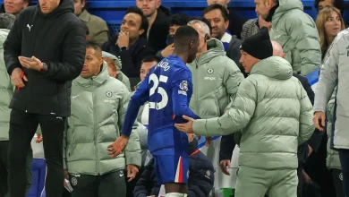 Durísima sanción para Moisés Caicedo por su expulsión ante Arsenal