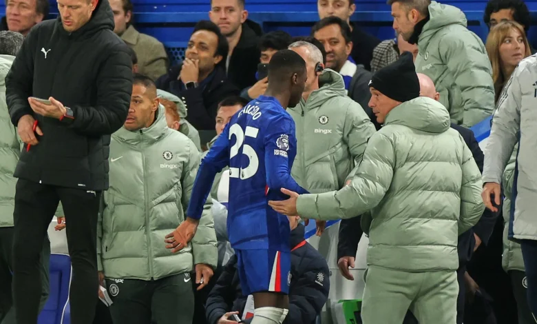 Durísima sanción para Moisés Caicedo por su expulsión ante Arsenal