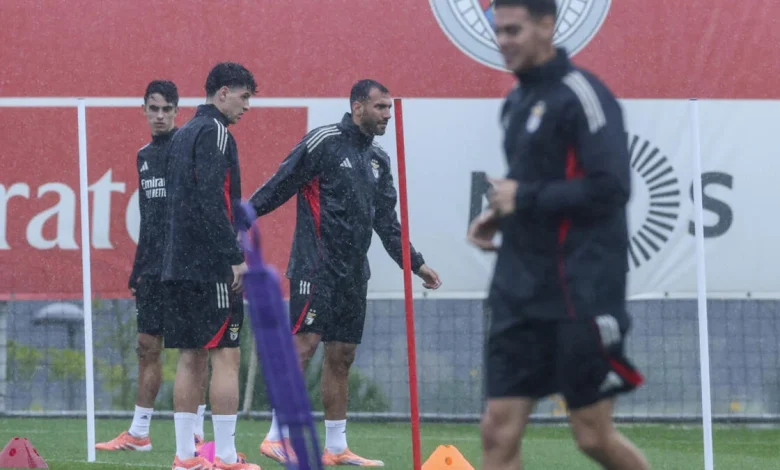 Dúvida no eixo defensivo e Pavlidis deve voltar: o onze provável do Benfica contra o Moreirense