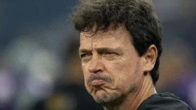 'É diferente': Diniz culpa gramado do Corinthians por erros do Vasco