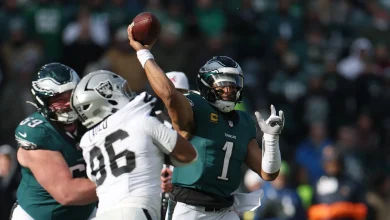 Eagles dominate Raiders in first half, lead 17-0 at halftime