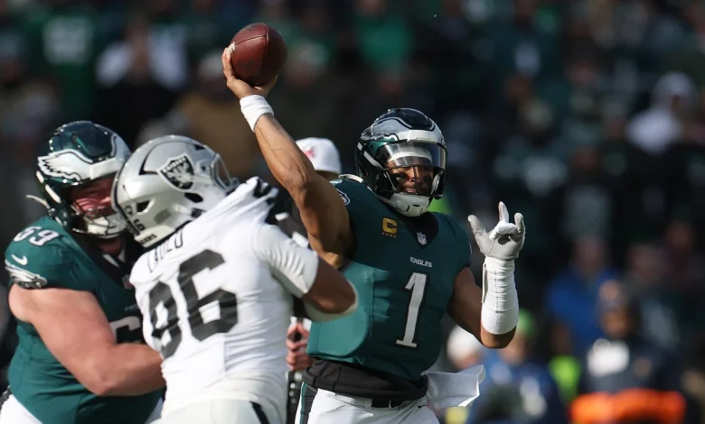 Eagles dominate Raiders in first half, lead 17-0 at halftime