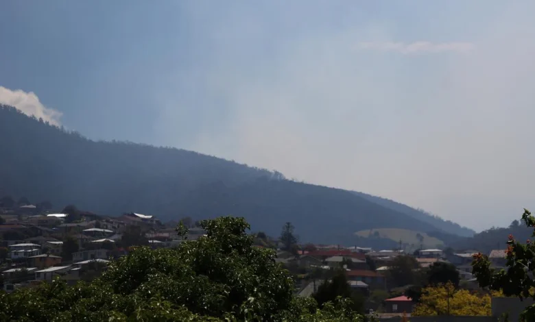 Emergency warnings issued as ‘out-of-control’ bushfires threaten Tasmania and Victoria