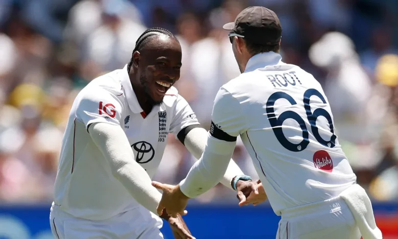 England bowlers chase Christmas No.1 as Australia batters gift their wickets