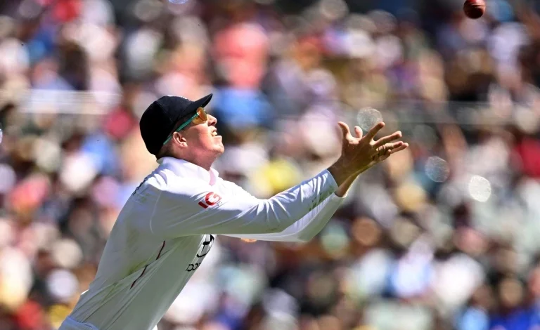 England lose Duckett in chase of record 435 to keep Ashes alive