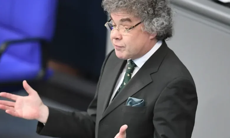 Ermittlungen in Deutschland laufen: AfD-Politiker soll Hitlergruss im Bundestag gezeigt haben