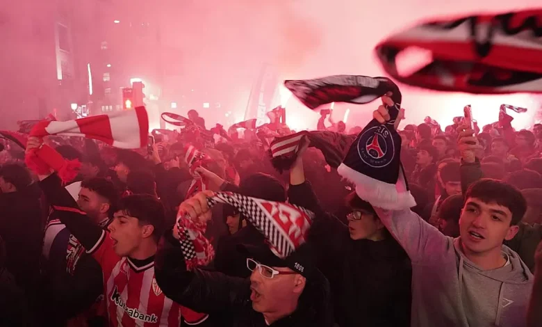 Espectacular bufandeo en Moyua y kalejira hacia San Mamés para dar aliento a los jugadores