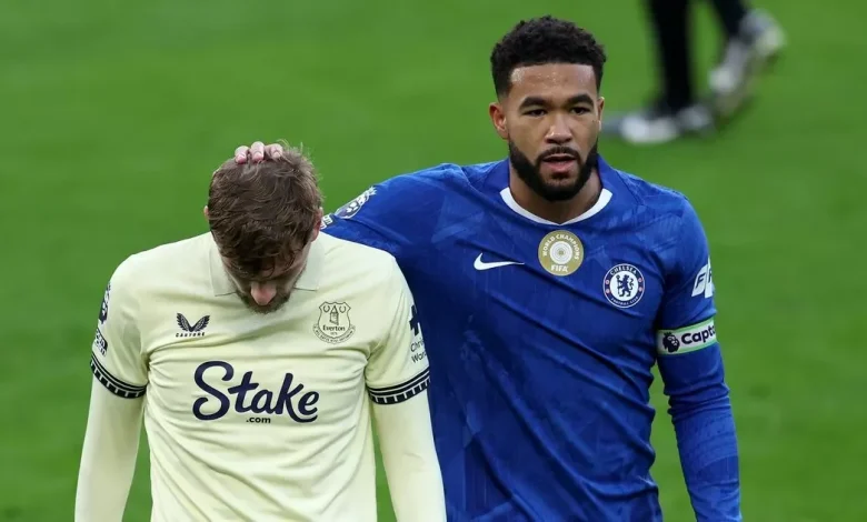 Everton rocked by injury blow as in-form star limps off at Chelsea