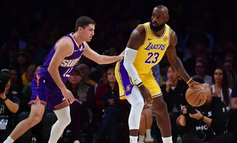 Fans make fun of Lakers’ LeBron James keeping scoring streak alive in blowout