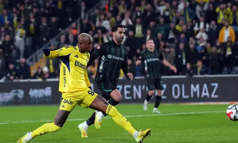 Fenerbahçe farkı yeniden 3'e indirmek için sahada, ilk 11'ler belli oldu