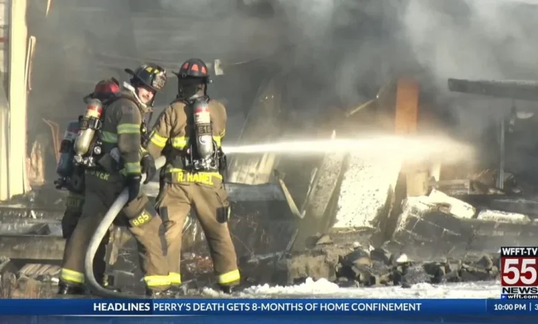 Fire crews battle large fire in Fort Wayne