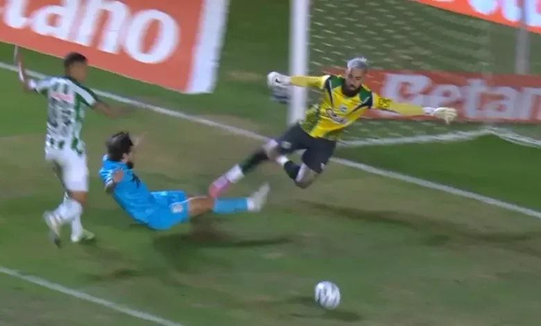 Foi pênalti? Após revisão, árbitro marca para o Santos em jogo contra o Juventude; veja áudio do VAR