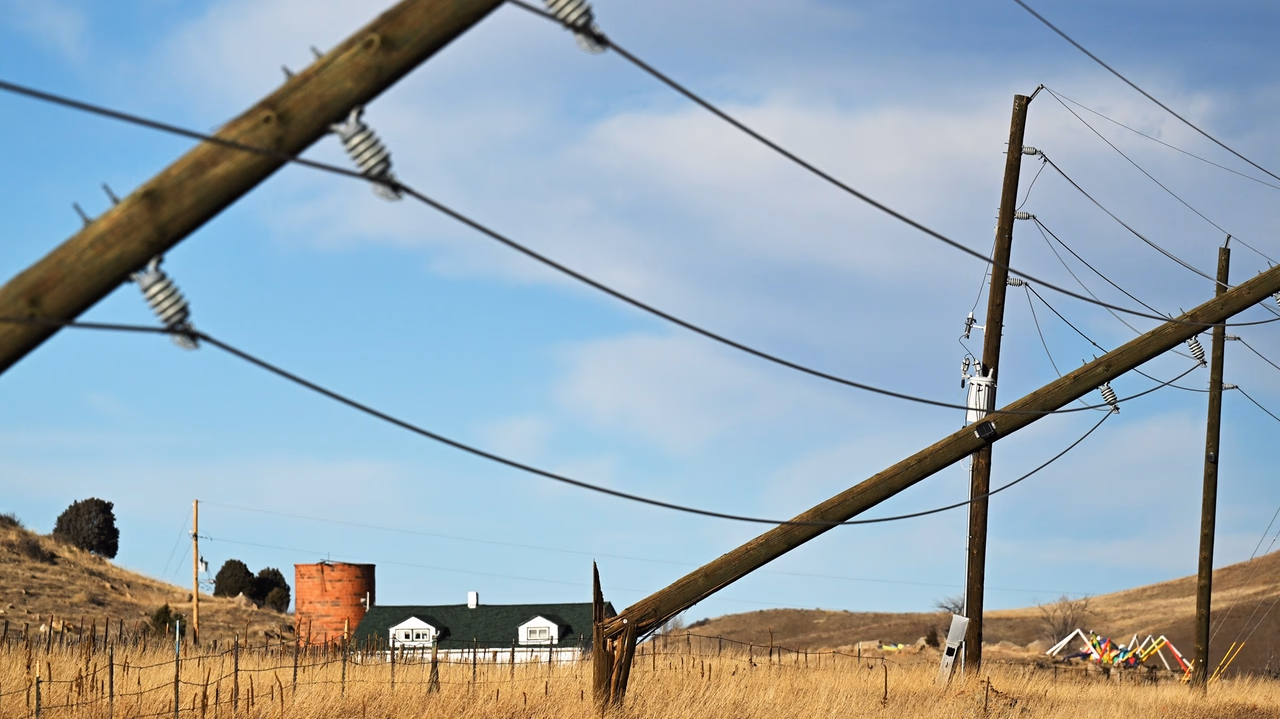 Forecasters issue rare weather warning as strong gusts fuel wildfire threats in Colorado