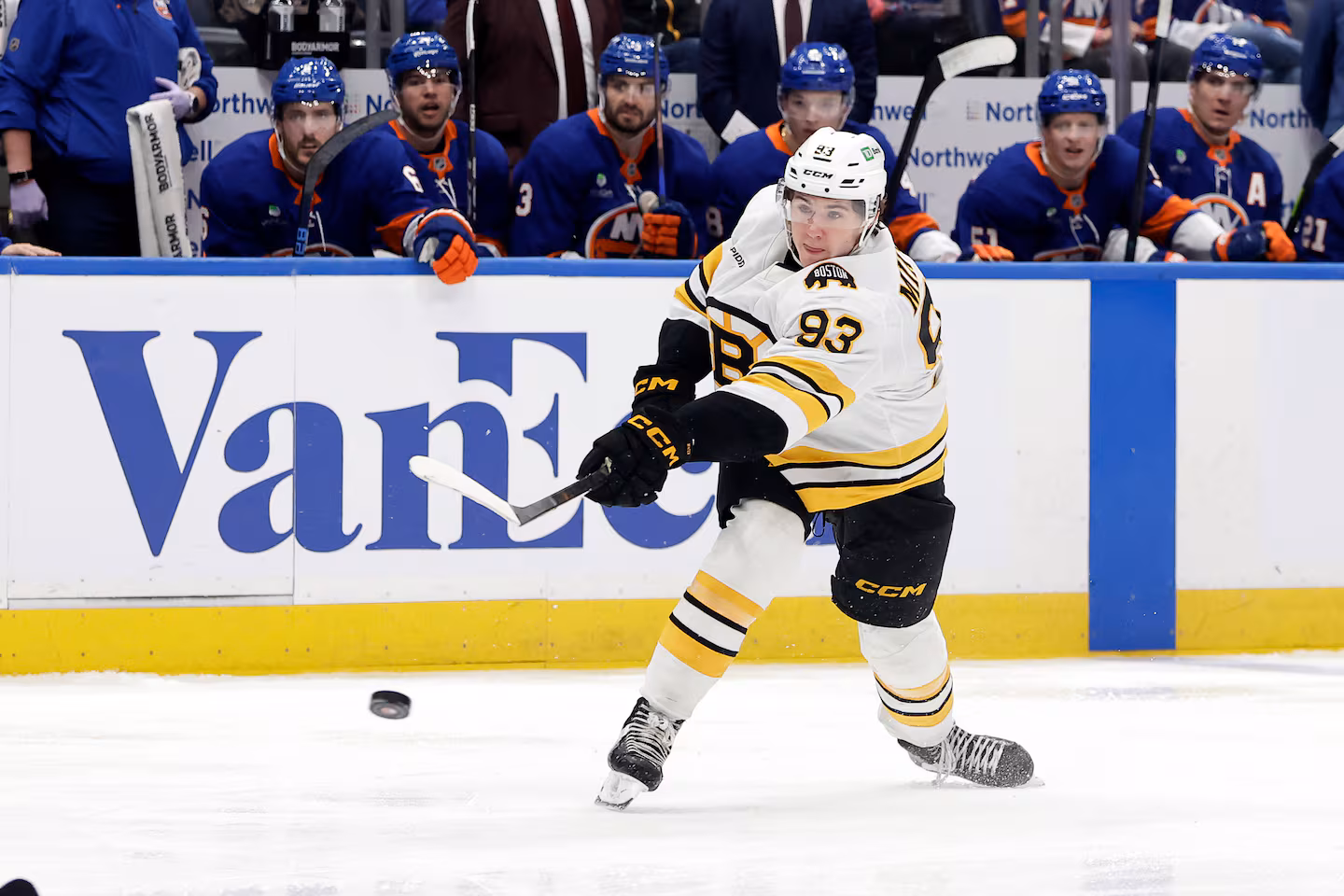 Fraser Minten, Mark Kastelic each bury a pair of goals in Bruins’ road win over Blues