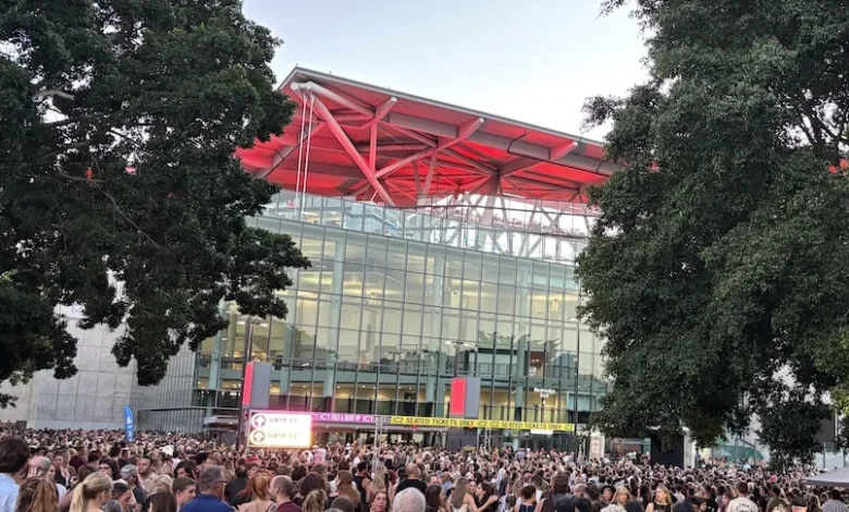 Gaga fans galled by stadium delays