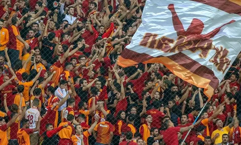 Galatasaraylı taraftarlar Fenerbahçe maçı için toplanıyor