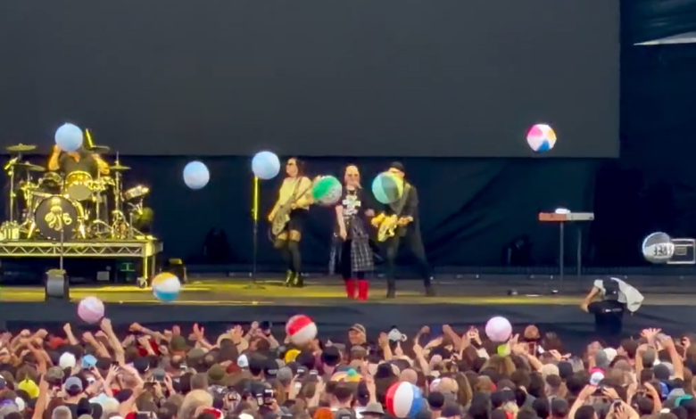 Garbage Fans Flood Crowd with Beach Balls Following Shirley Manson’s Rant