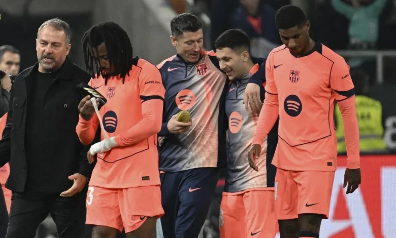 Gesto cómplice de Flick con Lewandowski tras dejarlo sin minutos