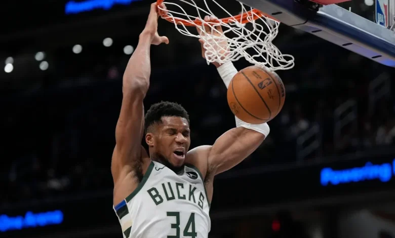Giannis Antetokounmpo injury update: Bucks star exits early vs. Pistons