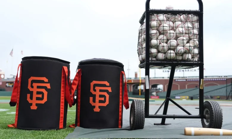 Giants sign intriguing starter, reliever duo in free agency