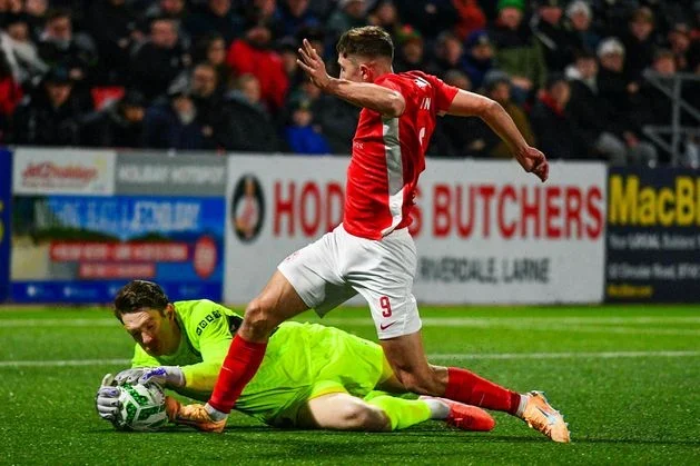 Goalkeeper outlines key reason why he has no fears about Glentoran falling out of title conversation