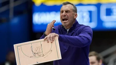 Green Bay coach Doug Gottlieb throws chair after loss to Robert Morris