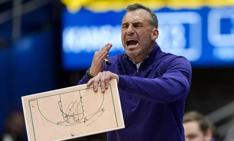 Green Bay coach Doug Gottlieb throws chair after loss to Robert Morris