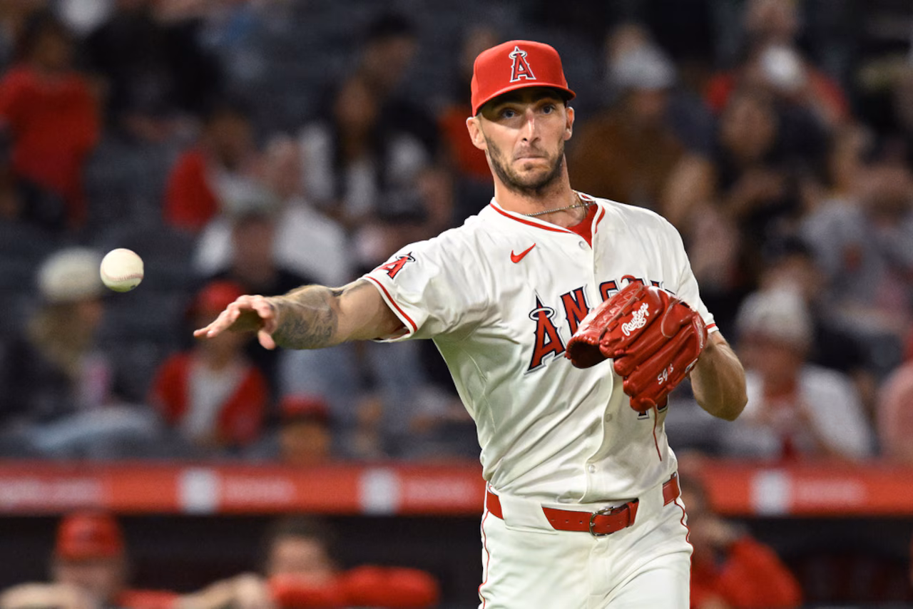 Guardians sign veteran free agent reliever to big league contract