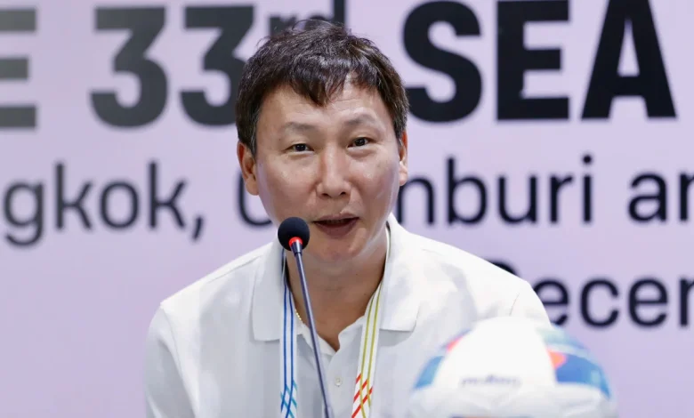 HLV Kim Sang-sik họp báo trước bán kết SEA Games 33