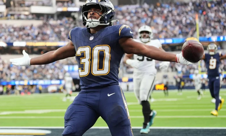 Herbert throws 2 TD passes despite hand injury, Chargers send Raiders to 6th straight loss, 31-14