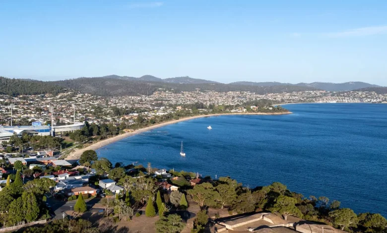 Hobart to reach 28 degrees as severe wind warning issued for Tasmania’s east