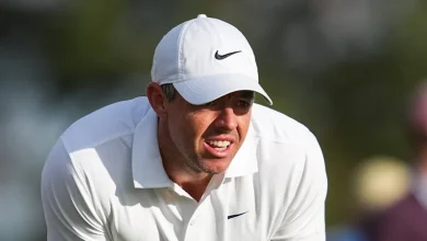 Huge crowds, bogeys and pesky flies: Royal Melbourne bites back at Rory McIlroy