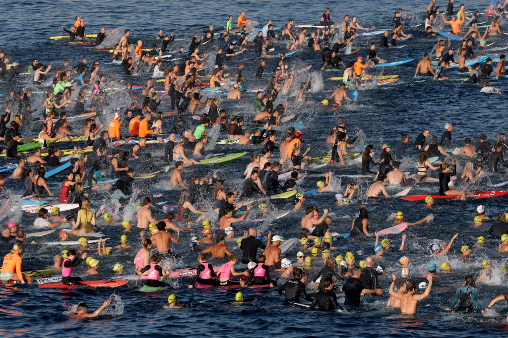 Hundreds swim, float at Bondi Beach to honour shooting victims