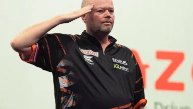 "Ik hoop niet dat het na twee beurten weer Bambi is" - Van der Voort wil getergde Van Barneveld zien in openingswedstrijd op het WK Darts