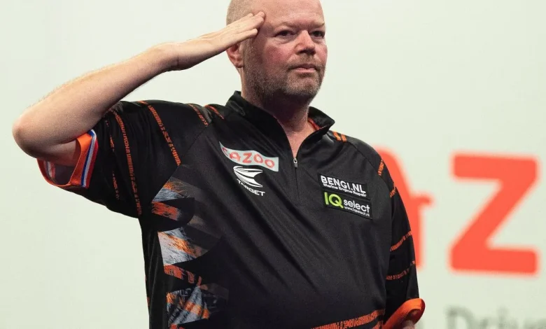 "Ik hoop niet dat het na twee beurten weer Bambi is" - Van der Voort wil getergde Van Barneveld zien in openingswedstrijd op het WK Darts