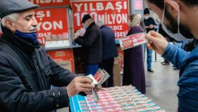 İzmir Street Vendors Report Historic Decline in Lottery Ticket Sales Amid Economic Crisis and Online Gambling Rise