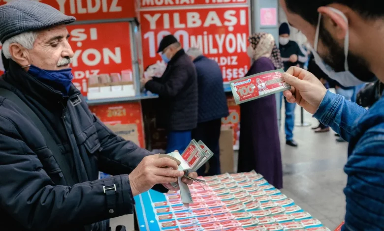 İzmir Street Vendors Report Historic Decline in Lottery Ticket Sales Amid Economic Crisis and Online Gambling Rise