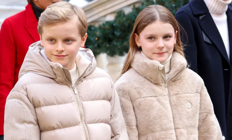 Jacques et Gabriella de Monaco jouent les pères Noël un peu avant l'heure