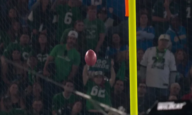 Jake Elliott's missed 48-yard FG keeps the score at 10-6 entering halftime