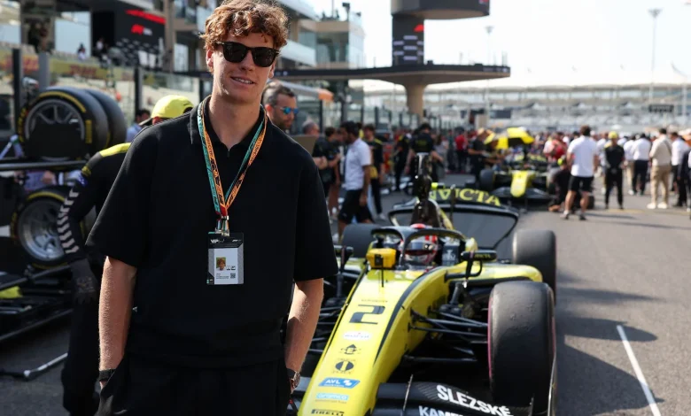 Jannik Sinner scende in pista ad Abu Dhabi: hot lap con Kimi Antonelli