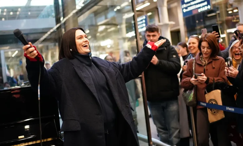 Jessie J surprises passers-by at St Pancras with performance